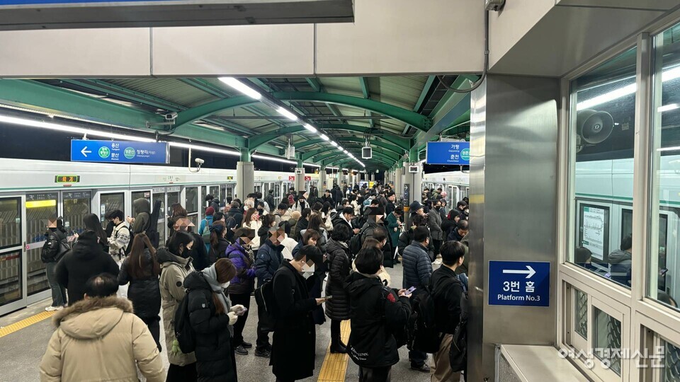 5일 회기역에서 용문 방면 경의·중앙선이 갑작스럽게 운행을 중단한다며 시민들을 돌려보냈다. /김성하 기자