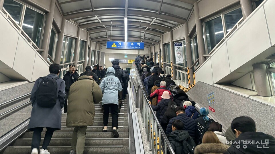 방송이 나온 지 얼마 안 돼 경찰들이 내려오며 "경의·중앙선이 운행 안 한다. 다들 올라가시라"는 말과 함께 시민들을 다시 역으로 올려보냈다. /김성하 기자