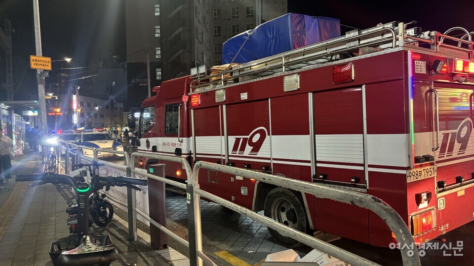 회기역 밖에는 돌아가는 시민들의 인파가 몰릴 것을 우려해 소방차와 경찰차가 대기하고 있었다. / 김성하 기자