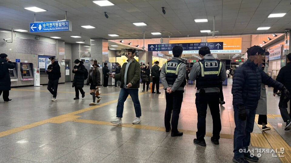 경찰들이 역 밖을 나가는 시민들의 인파가 몰릴 것을 예상해 통제 중이다. /김성하 기자