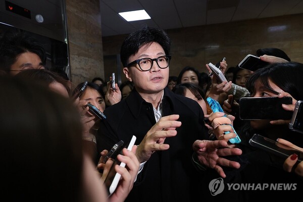 국민의힘 한동훈 대표가 6일 오전 취재진의 쏟아지는 질문을 받으며 국회를 나서고 있다. /연합뉴스