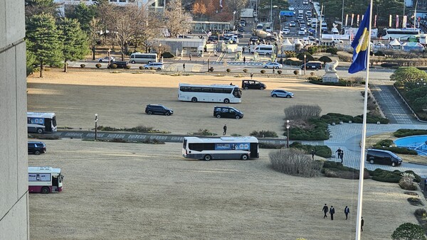 국회는 '헬기 착륙 방지' 목적으로 국회 잔디 광장과 운동장에 대형버스를 배치했다. /국회 보좌진 제보자 제공