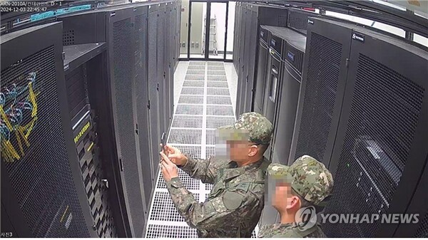 국회 행정안전위원회는 지난 3일 계엄령 선포 당시 선거관리위원회에 투입된 계엄군이 선관위 시스템 서버를 촬영하는 장면이 담긴 CCTV를 6일 공개했다. /연합뉴스
