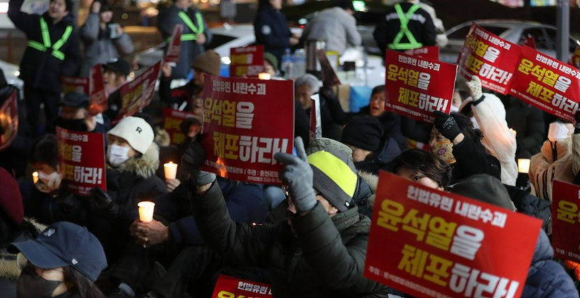 윤석열 대통령 탄핵 집회에 시민들이 참여하는 모습이다. /연합뉴스