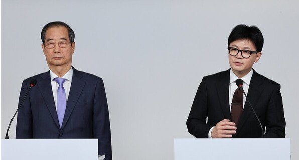 국민의힘 한동훈 대표와 한덕수 국무총리가 8일 오전 서울 여의도 국민의힘 당사에서 국정 수습 방안에 대한 공동 담화문을 발표하고 있다. /연합뉴스