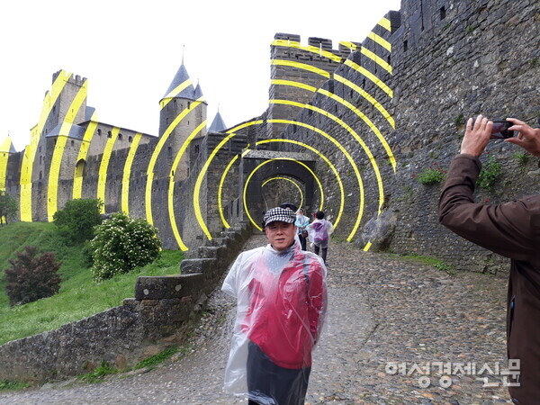 해외여행 시 흥분된 마음에 부주의로 인한 낙상 사고가 생길 수 있다. /사진=강신영