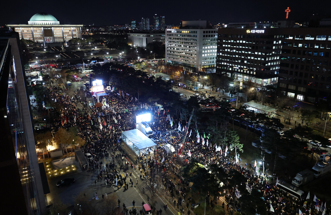 6일 오후 서울 영등포구 국회의사당역 인근에 시민들이 대통령 탄핵을 촉구하는 촛불집회에 참석해 있다. /연합뉴스