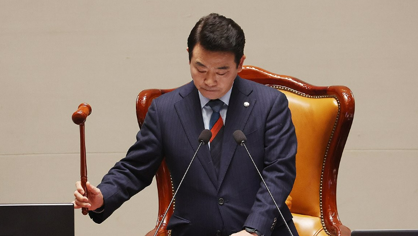 지난 11월 29일 국회에서 열린 예산결산특별위원회 전체회의에서 박정 위원장이 야당 단독으로 감액 예산안을 통과시키고 있다. /연합뉴스