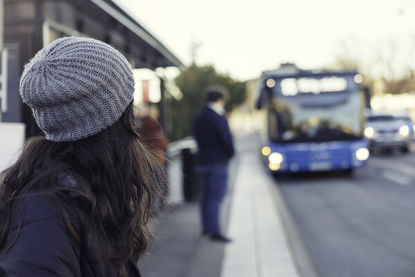 직장 출근은 회사에서 마련한 통근 버스를 이용했다. /게티이미지뱅크