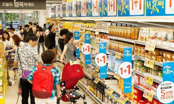 서울 시내 한 대형마트에서 시민들이 장을 보고 있다. /홈플러스