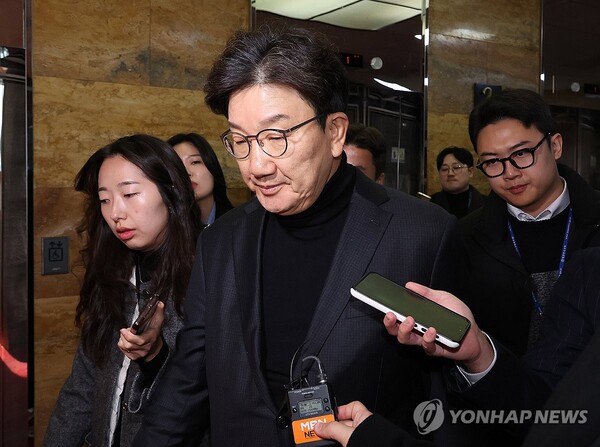 국민의힘 권성동 의원이 10일 오전 국회에서 열린 비상의원총회에 참석하고 있다. /연합뉴스