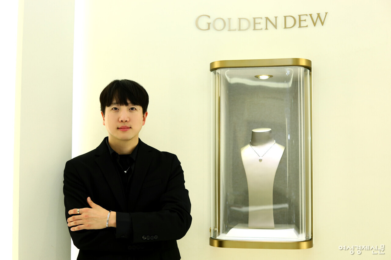 김재웅 골든듀 선임 디자이너가 지난달 21일 골든듀 예술의전당점에서 자신이 직접 디자인한 주얼리 제품과 함께 있는 모습 /류빈 기자
