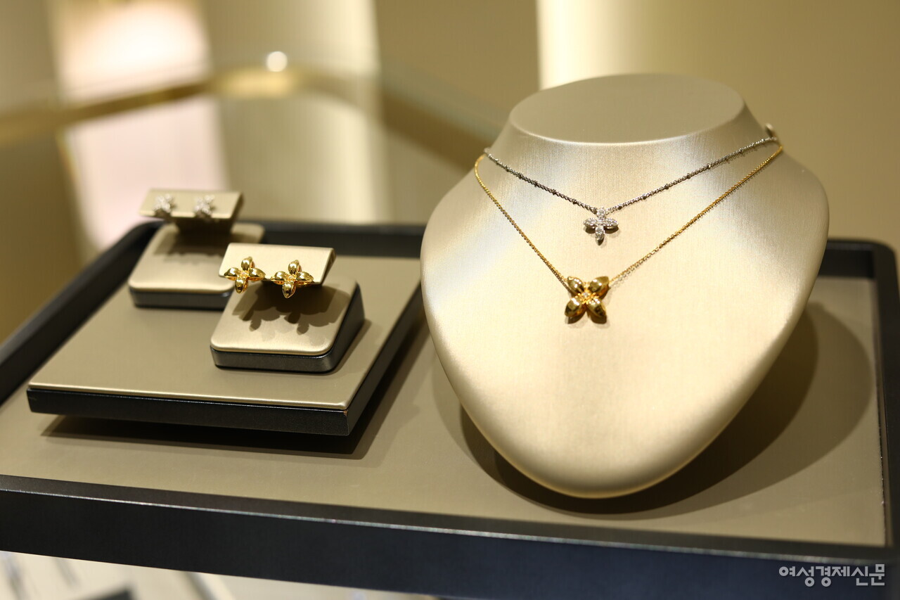 김재웅 골든듀 선임 디자이너가 디자인한 펄시피아 디자인의 주얼리 제품. /류빈 기자