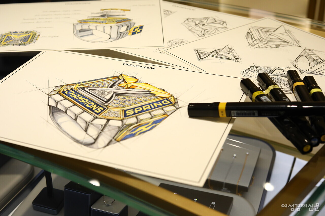 김재웅 골든듀 선임 디자이너가 직접 그린 LCK 우승반지 제작 스케치 /류빈 기자