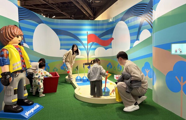 신세계백화점이 센텀시티점 6층 신세계갤러리에서 피규어 브랜드 플레이모빌과 함께 내년 2월 23일까지 피규어를 체험하는 전시를 선보인다. /신세계백화점