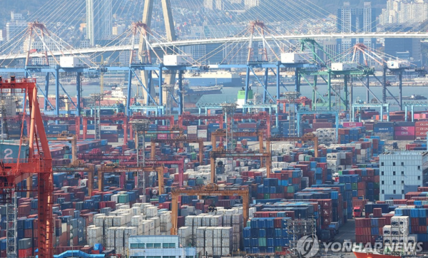 29일 부산항 신선대·감만·신감만부두에 수출입 화물이 가득 쌓여있다. /연합뉴스
