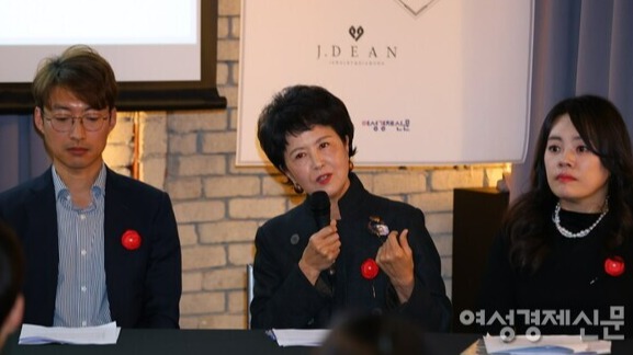 2024 주얼리 페스타'가 서울 종로구 정동1928아트센터 시어터에서 11일 열렸다. 왼쪽부터 이인창 존폴주얼리 대표, 김인자 에마임칠보 작가와 우하나 한국귀금속보석디자인협회 회장 /류빈 기자