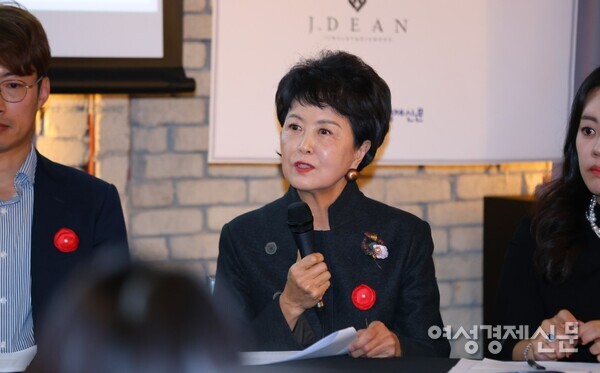 김인자 에마임칠보작가가 '2024 주얼리 페스타' 토크콘서트에 참석해 발언하고 있다. /류빈 기자