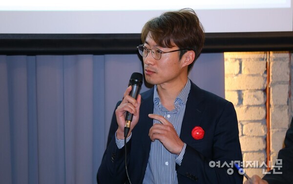 이인창 존폴주얼리 대표가 '2024 주얼리 페스타' 토크콘서트에 참석해 발언하고 있다. /류빈 기자