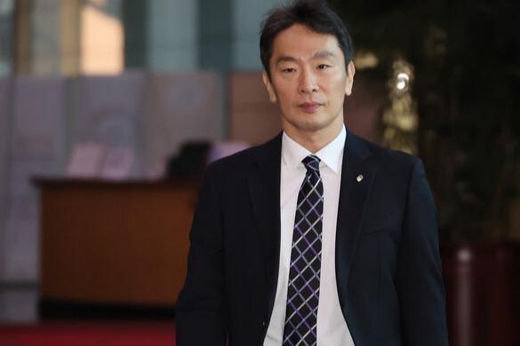 이복현 금융감독원장이 현재 경제상황과 금융 여건을 고려해 우리은행 등 금융권의 주요 검사결과 발표를 내년 초로 연기한다고 밝혔다. /연합뉴스