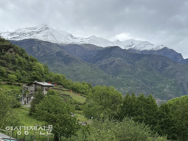 북부 이탈리아 알프스 마을의 숙소, 비 내리는 그라베레(Gravere) /사진=박재희