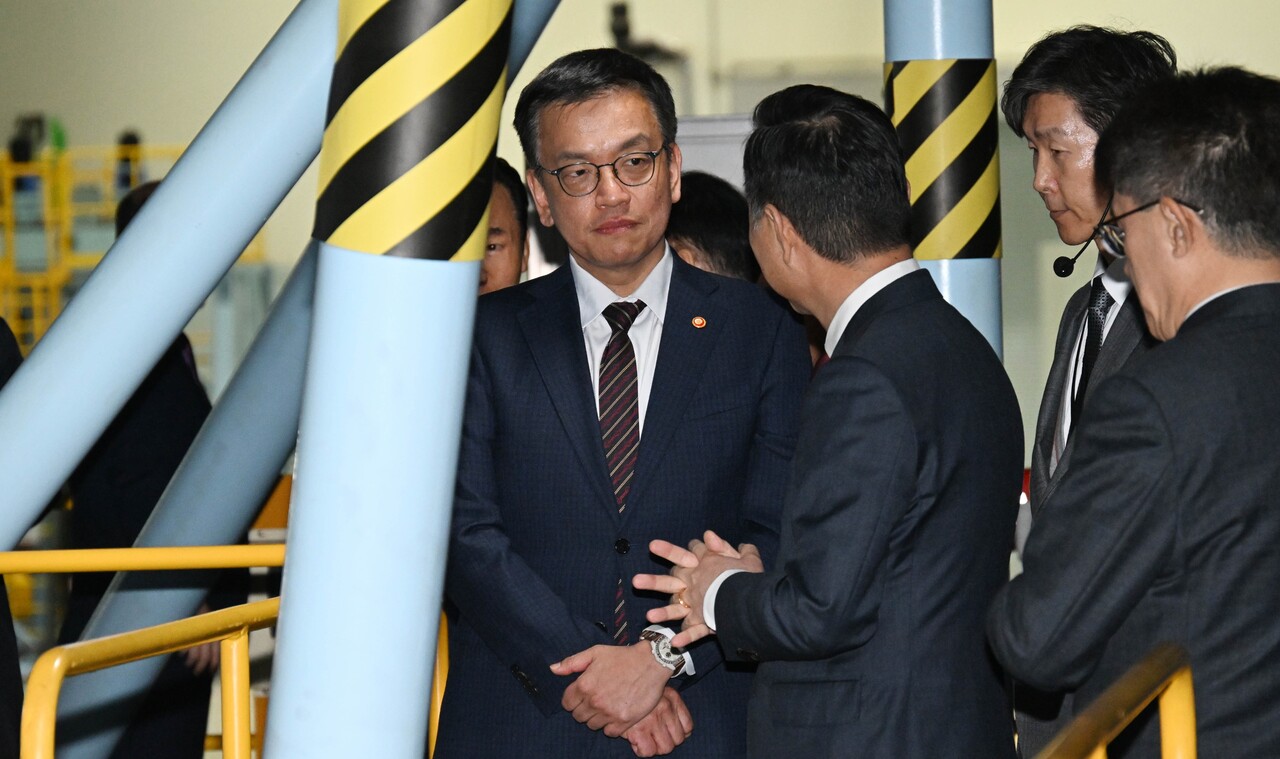 최상목 경제부총리 겸 기획재정부 장관이 11일 경기도 시흥시 한화오션 R&D 센터에서 수조를 둘러보며 관계자의 설명을 듣고 있다. /기획재정부