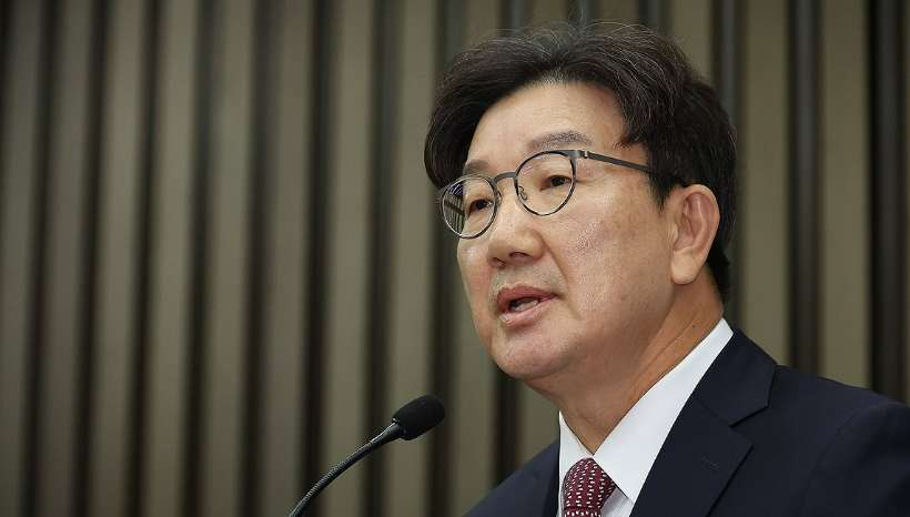 권성동 국민의힘 의원이 12일 오전 국회에서 국민의힘 원내대표 선출을 위한 의원총회에서 정견 발표를 하고 있다. /연합뉴스