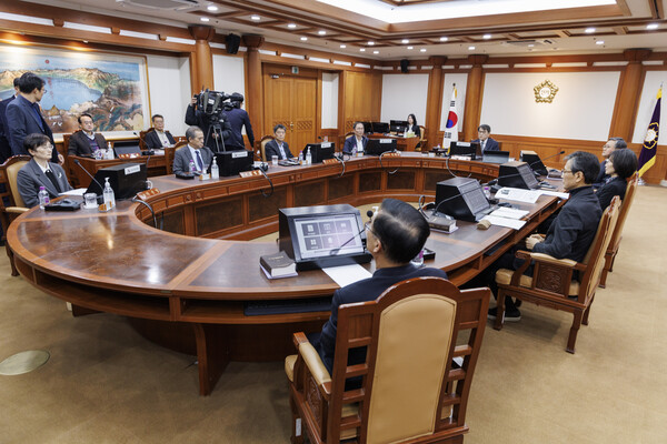 노태악 중앙선거관리위원장을 비롯한 선관위원들이 6일 오전 경기도 과천 중앙선거관리위원회에서 계엄군 선관위 진입 관련 회의를 마친 뒤 공식 입장 발표를 기다리고 있다. 중앙선관위는 이날 회의를 마친 뒤 비상계엄 상황 때 계엄군이 선관위 청사를 점거한 것과 관련, "명백한 위헌·위법 행위"라며 "(계엄군 등에 대해) 법적 조치를 취할 것을 촉구한다"라고 밝혔다. /연합뉴스