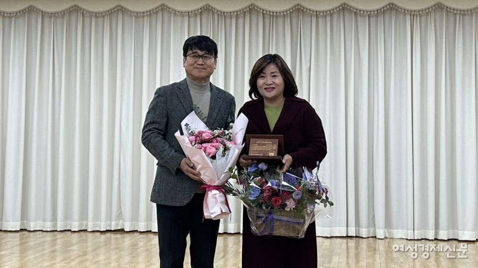 제3회 노인복지시설 지원 우수 지방자치단체상 시상식에서 부산광역시 등 5곳의 지방자치단체가 수상했다. 부산광역시를 대표해 수상한 최오석 부산광역시도협의회 부회장(오른쪽)이 시상자인 정경민 여성경제신문 대표와 기념촬영을 하고 있다. /김정수 기자