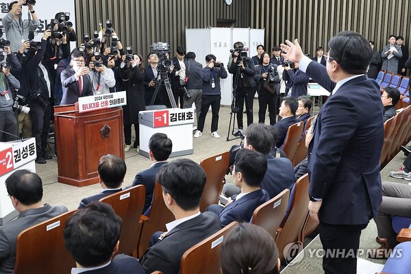 12일 서울 여의도 국회에서 열린 원내대표 선출을 위한 국민의힘 의원총회에서 윤석열 대통령 대국민 담화를 비판한 한동훈 대표가 친윤계 의원인 강명구 의원으로부터 강한 항의를 받고 있다. /연합뉴스