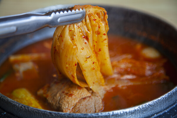 한국인의 친숙한 맛 묵은지 찌개는 우리의 입맛을 다시게 한다. /게티이미지뱅크