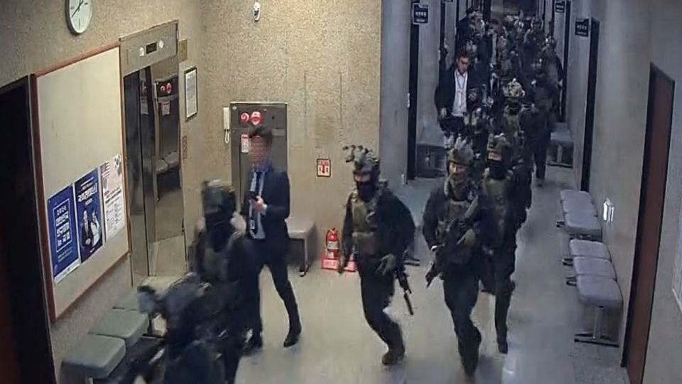 지난 5일 국회사무처가 계엄령 선포 후 국회의사당에 진입한 계엄군의 작전 상황을 담은 폐쇄회로(CCTV) 영상을 공개했다. 사진은 계엄군이 국회 직원들의 저지를 뚫고 국회의사당 2층 복도로 진입하는 모습이다. /연합뉴스