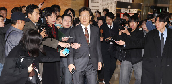 국민의힘 권성동 원내대표가 14일 오전 국회에서 열린 비상 의원총회에 참석하고 있다. /연합뉴스