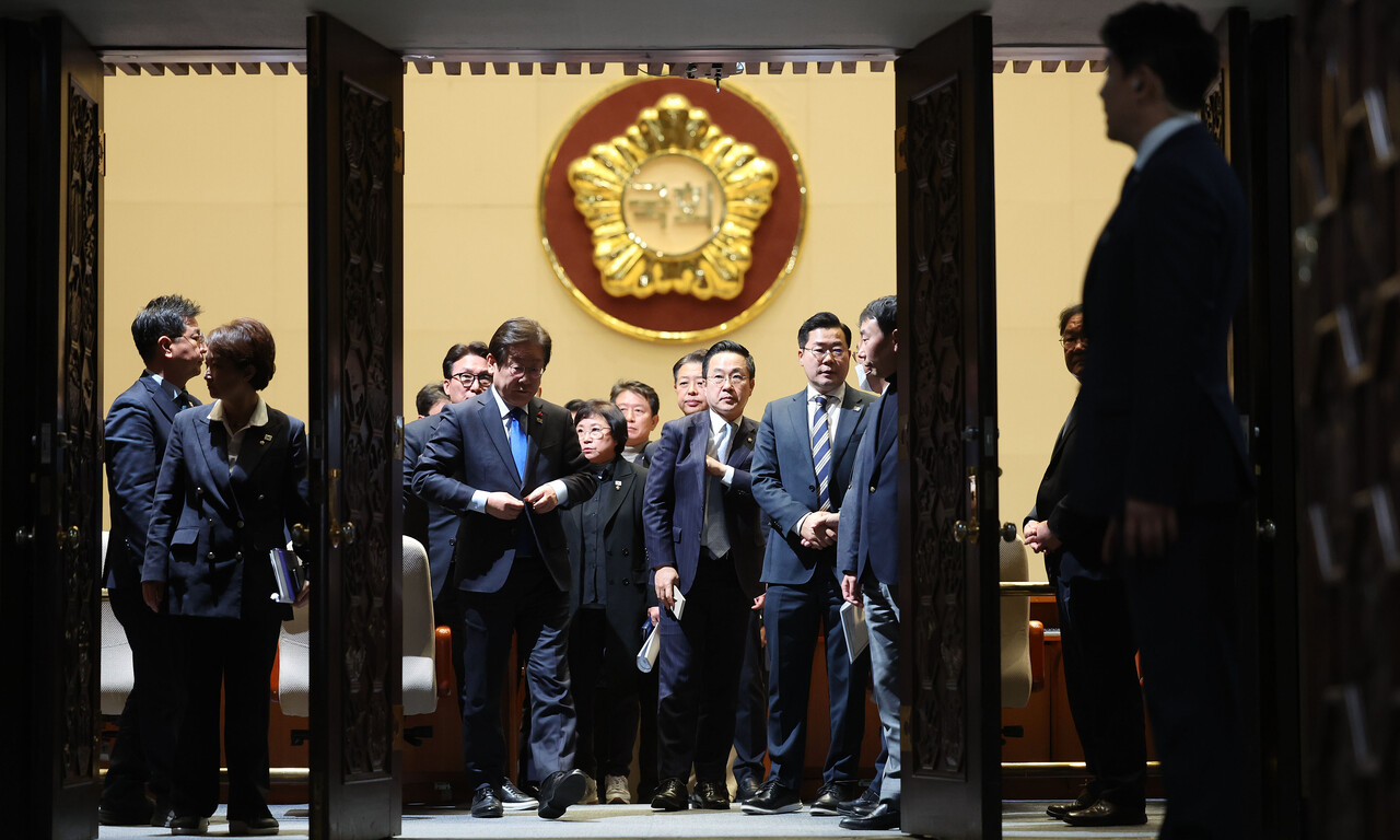 이재명 더불어민주당 대표와 박찬대 원내대표 등 의원들이 14일 오후 윤석열 대통령 탄핵소추안이 가결된 뒤 국회 본회의장을 나오고 있다. /연합뉴스