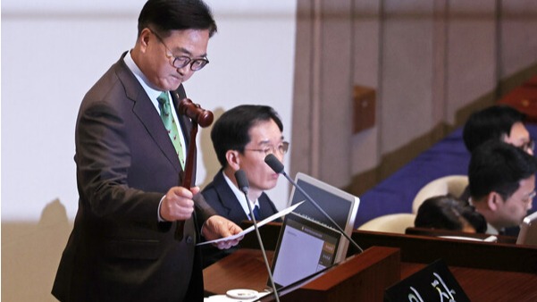 우원식 국회의장이 지난 14일 국회에서 윤석열 대통령 탄핵소추안 가결을 선포하고 있다. /연합뉴스