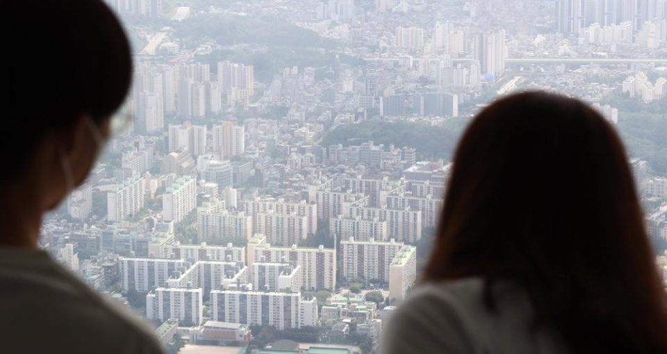 통계청이 '2023 퇴직연금 통계'를 발표했다. 2022년 대비 큰 폭으로 늘어난 퇴직연금 중도 인출 금액은 대부분 주거를 위해 투입됐다. /연합뉴스