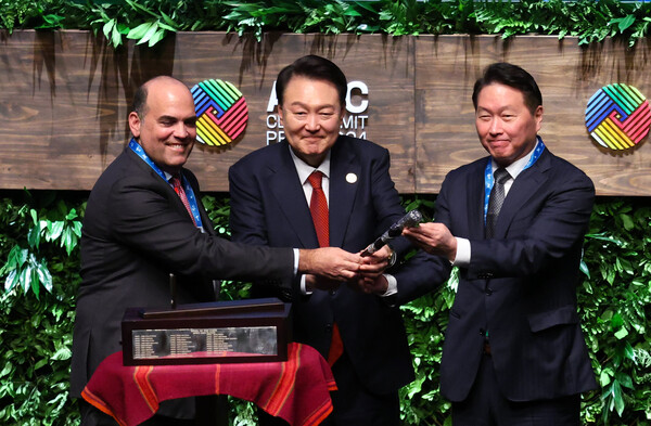 윤석열 대통령과 2025경주 아시아태평양경제협력체(APEC) CEO 서밋 의장을 맡게 되는 최태원 대한상공회의소 회장이 지난달 페루 리마 국립대극장에서 열린 APEC CEO 서밋에서 페르난도 자발라 의장으로부터 의사봉을 인수하고 있다. /연합뉴스