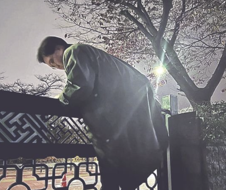 지난 3일 오후 11시경 대통령 비상계엄으로 경찰이 통제 중인 서울 여의도 국회에서 우원식 국회의장이 담을 넘어 본청으로 향하고 있다. /국회의장실, 연합뉴스