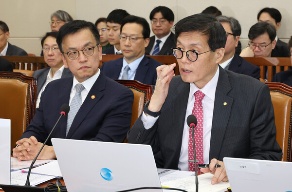 이창용 한국은행 총재가 17일 오후 국회에서 열린 기획재정위원회 전체회의에 출석해 의원 질의에 답변하고 있다. 왼쪽은 최상목 경제부총리 겸 기획재정부 장관. /연합뉴스