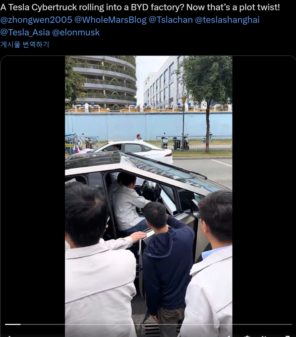 소셜네트워크서비스 '트위터'에 업로드된 영상 속 사이버트럭은 테슬라의 초기 생산 버전으로 보인다. 이날 미국 언론 '인터레스팅 엔지니어링'은 보도를 통해 'BYD 관계자들은 차량 외관은 물론 테일게이트와 내부까지 꼼꼼하게 살펴보는 모습이 확인됐다'고 보도했다. /트위터, https://x.com/ahlnlj/status/1866800081397223773