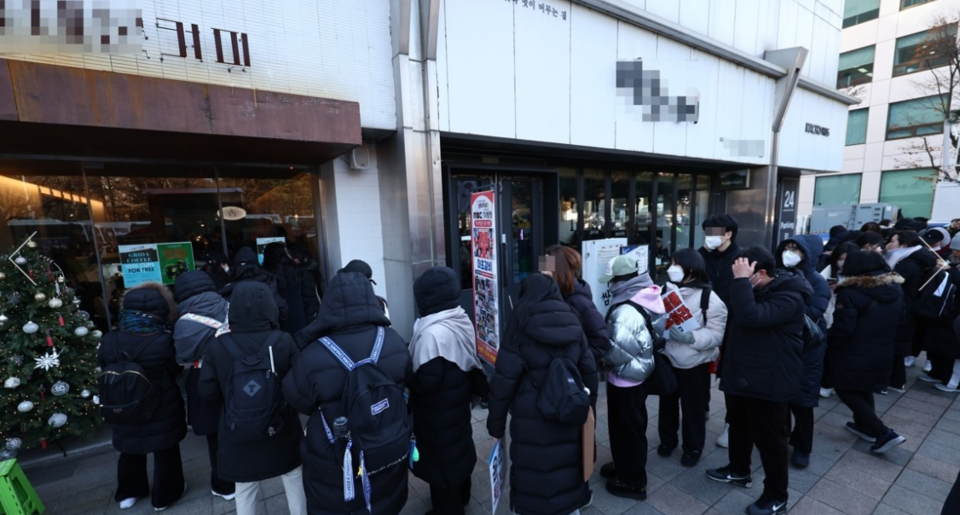 윤석열 대통령 탄핵소추안 표결 일인 지난 14일 조국혁신당 대표가 선결제한 국회 앞 카페에서 시민들이 커피를 받기 위해 줄 서 있다. /연합뉴스