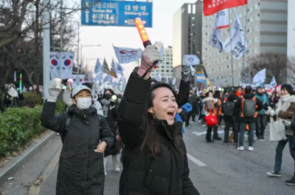 프랑스 대표 일간 '르 몽드'가 현지 시각 17일 영문판에 게재한 대통령 탄핵 찬성 집회 사진 /르 몽드
