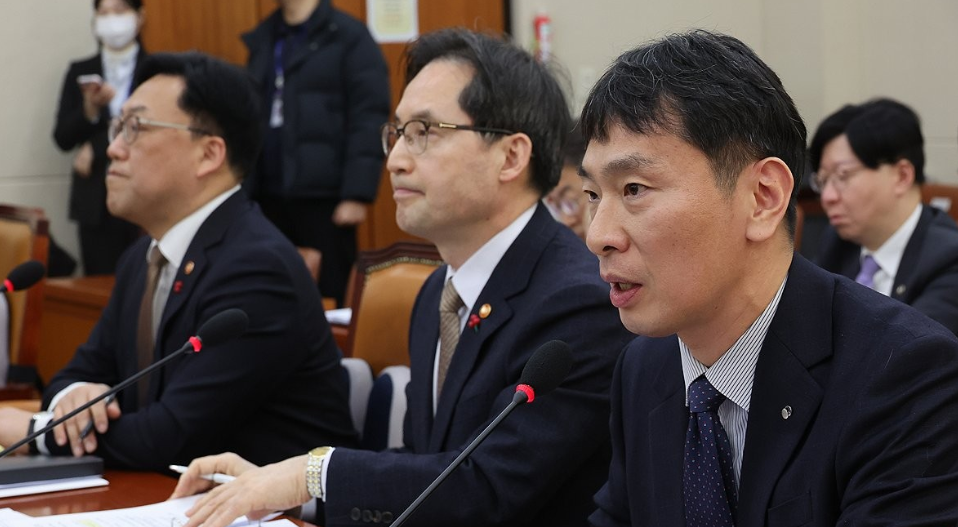 18일 국회 정무위원회 현안 질의에 참석한 이복현 금융감독원장이 발언하고 있다. /연합뉴스