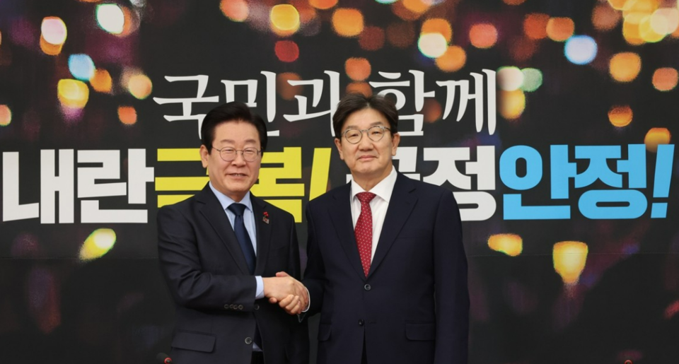 이재명 더불어민주당 대표와 권성동 국민의힘 원내대표(오른쪽)이 18일 오후 서울 여의도 국회에서 악수하며 기념 촬영하고 있다. /연합뉴스