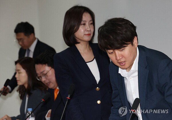 개혁신당 채상병 특검법 관련 긴급 의원 및 당선인 총회에 이준석 전 대표와 허은아 현 대표가 함께 입장하고 있다. /연합뉴스