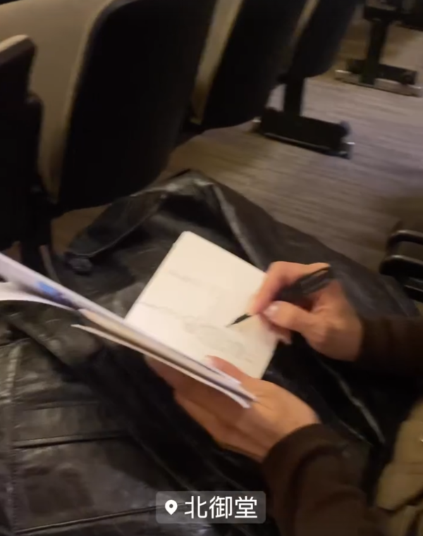 북어당 본당에서 스케치북을 꺼내든 나 /사진·일러스트레이션=윤마디