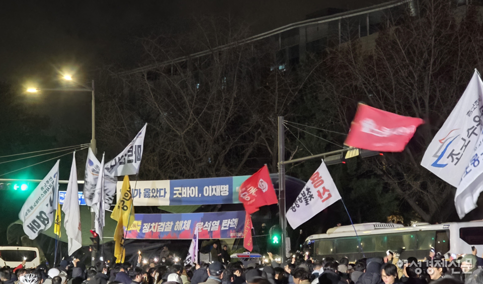 계엄령이 선포된 지난 4일 새벽, 서울 여의도 국회의사당 앞 시민들이 시위를 하고 있다. /김현우 기자