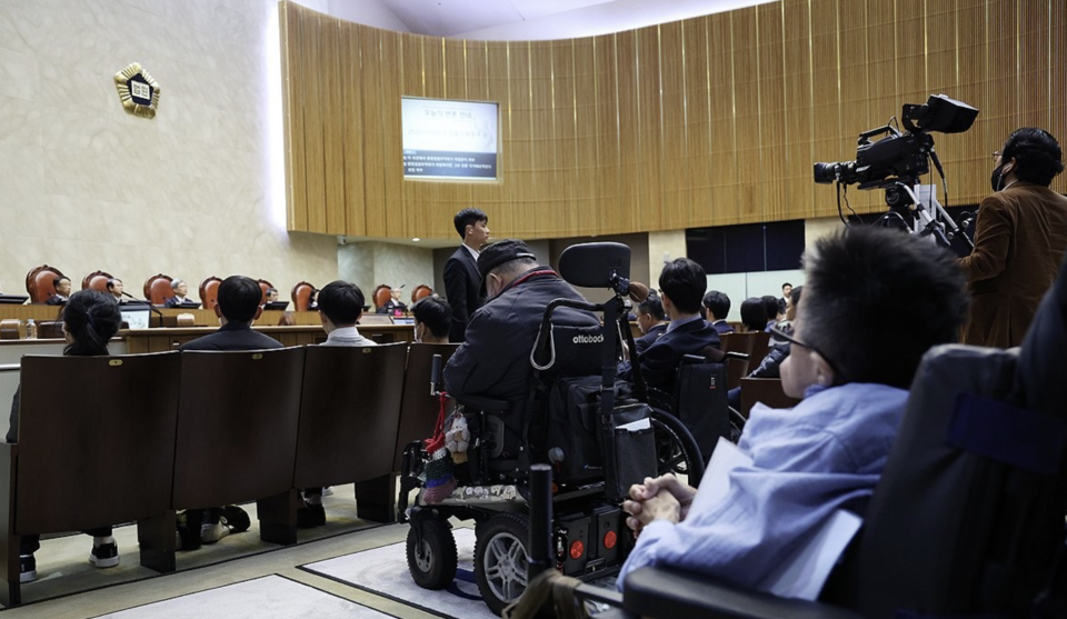 지난 10월 23일 오후 서울 서초구 대법원 대법정에서 열린 '장애인 접근권 국가배상 소송' 전원합의체 공개 변론에 원고인 김명학 노들장애인야학 교장이 참석하고 있다. 이번 차별 구제 소송 쟁점은 국가가 옛 장애인등편의법 시행령을 장기간 개정하지 않은 것이 입법자의 부작위(해야 할 일을 하지 않음)라 위법한 것인지, 나아가 손해배상 책임까지 성립하는지 여부다. /연합뉴스