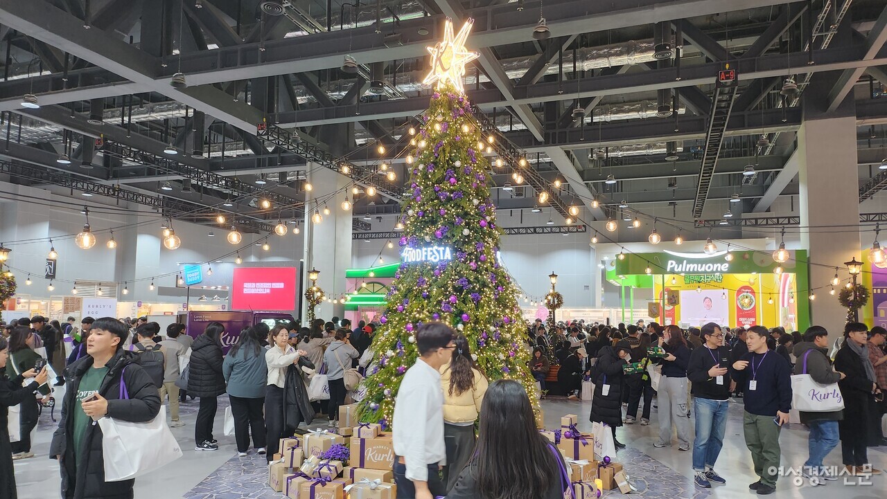 19일 오전 11시 서울 강서구 코엑스 마곡 르웨스트에서 개막한 '컬리 푸드 페스타' 현장에 컬리의 오프라인 미식 축제를 체험하기 위해 몰려든 관람객들로 북적이고 있다. /류빈 기자