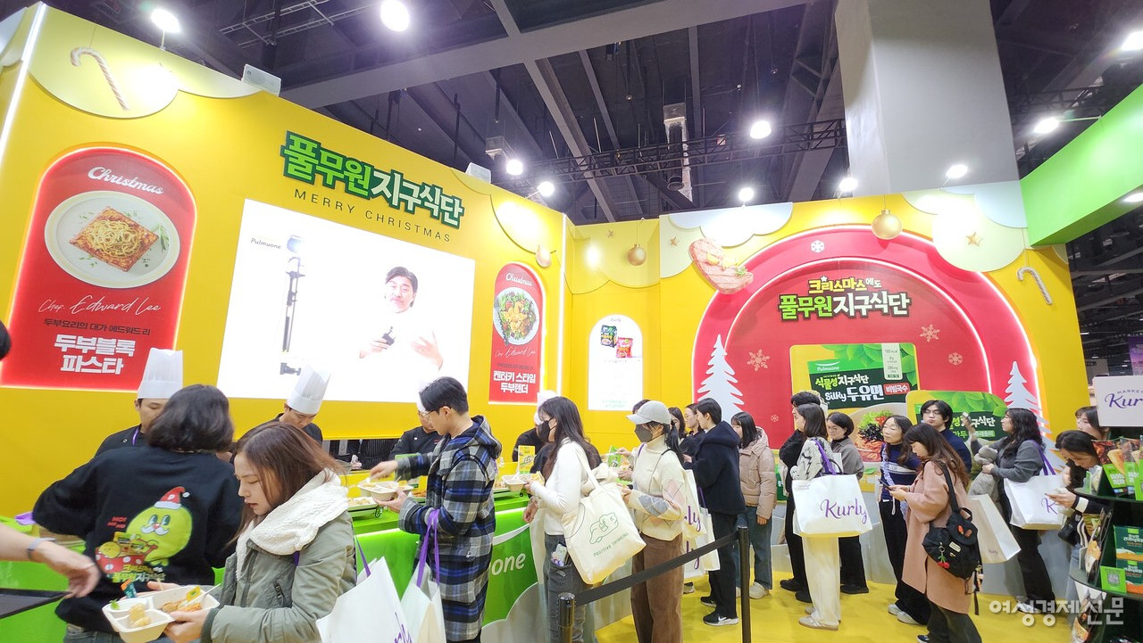 풀무원의 대체식품 브랜드인 ‘지구식단’ 부스에서는 흑백요리사 준우승 셰프인 '에드워드 리'를 전면에 내세웠다. /류빈 기자